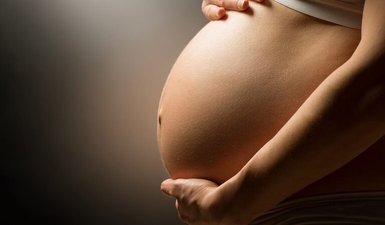 Casal denuncia médicos por negligência após gestante de 8 meses perder bebê em Taquarana