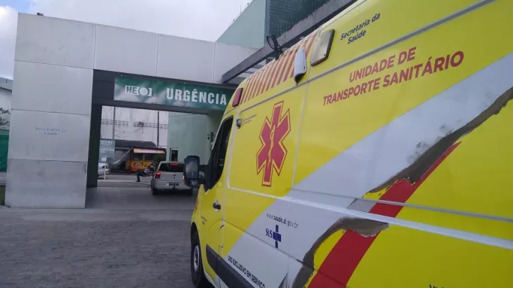 Mulher é socorrida após ser esfaqueada no pescoço próprio filho