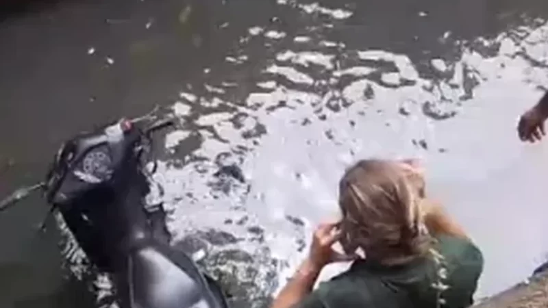 Mulher perde o controle da motocicleta e vai parar dentro de vala do Riacho Salgadinho