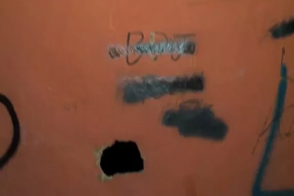 Obra de arte é vandalizada na orla de Maceió