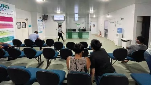 Criança de 5 anos é resgatada após sofrer queda de banco