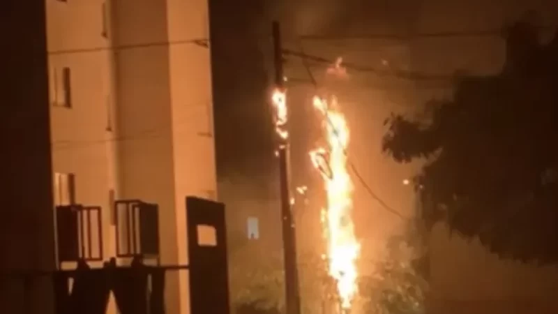 Poste pega fogo e assusta moradores de residencial no Benedito Bentes