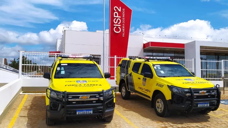 Crianças deixadas sozinhas em casa usavam balde como banheiro e estavam sem comida