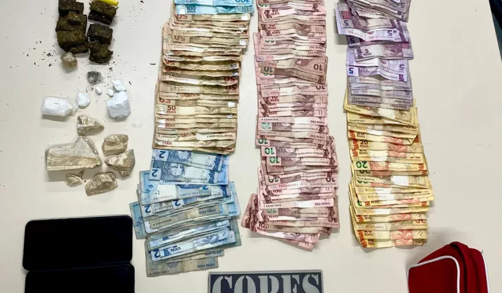Suspeito é flagrado com arma de fogo, cocaína, crack e maconha