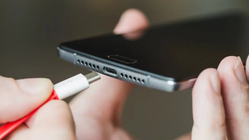 Entenda os riscos e perigos de manusear o celular conectado ao carregador