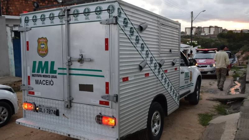 Homem é morto a tiros e corpo é encontrado próximo a lanchonete na Jatiúca