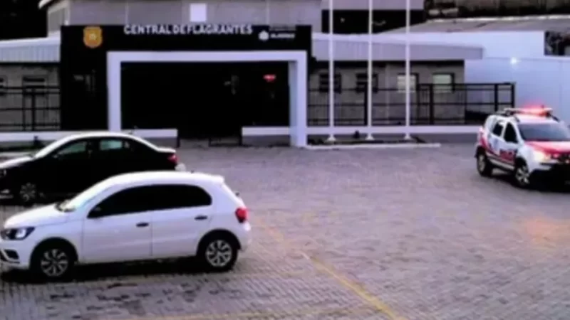 Jovem é mordida e agredida com cabo de vassoura no Benedito Bentes
