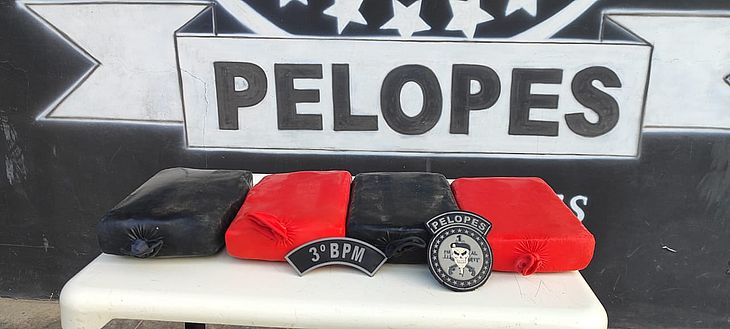 Jovem é presa com quatro quilos de cocaína escondida entre balões de festa
