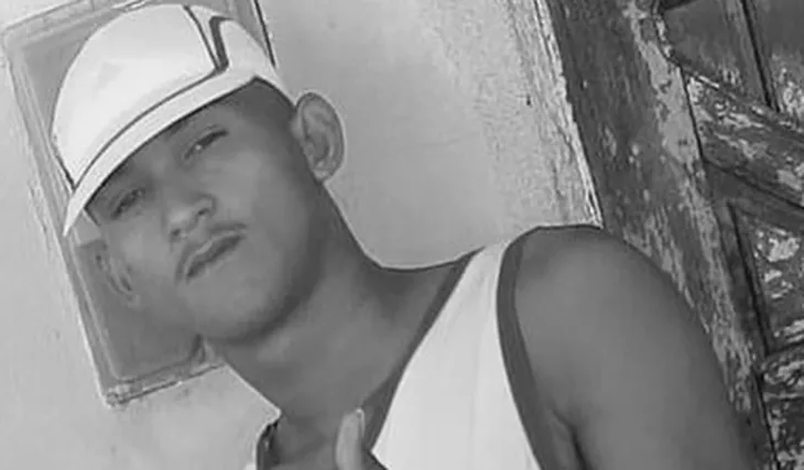 Atentado em praça deixa jovem morto com mais de 20 tiros; comerciante foi baleado