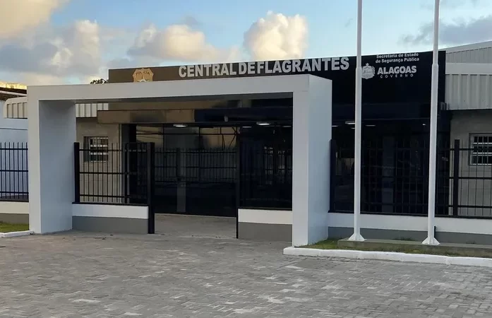“Olha os zomi”: Trio é preso por tráfico de drogas após tentar fugir da polícia no Jacintinho