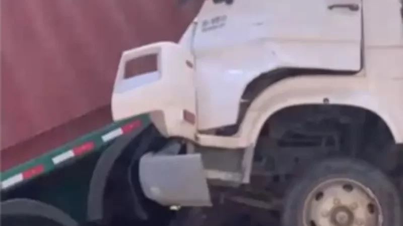 Colisão entre caminhão e carreta interdita faixa na BR-316, em Alagoas