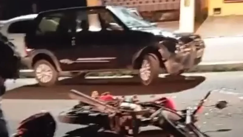Com sinais de embriaguez e sem CNH, motorista atinge família em moto e deixa 3 feridos