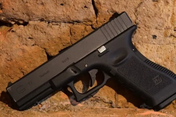 Mãe ‘brinca’ com arma do marido PM em festa e mata filha com tiro no rosto