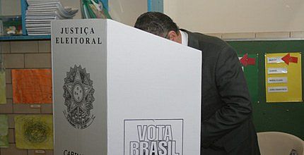 Eleições 2024: é permitido entrar com outra pessoa na cabine de votação?