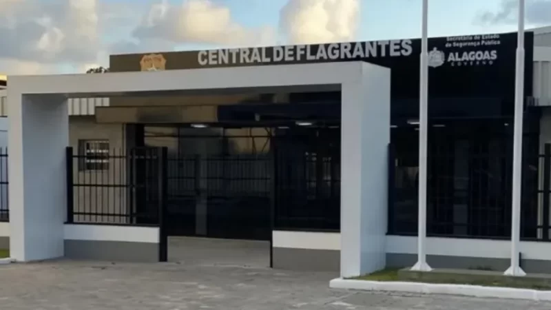 Polícia prende dois por tráfico de drogas em barraca de camelô da Praça Palmares