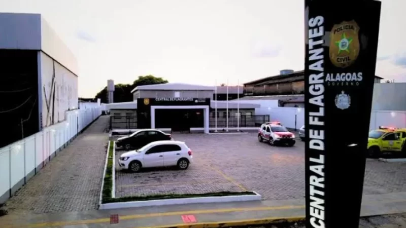 Mulher é presa por furtar dezenas de alimentos em supermercado; comparsas fogem