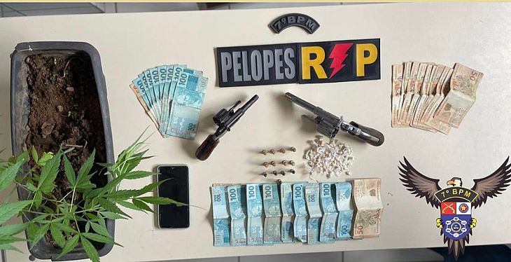 Dupla é presa após flagrante de pedras de crack, revólveres e R$ 11,5 mil, no Sertão de Alagoas