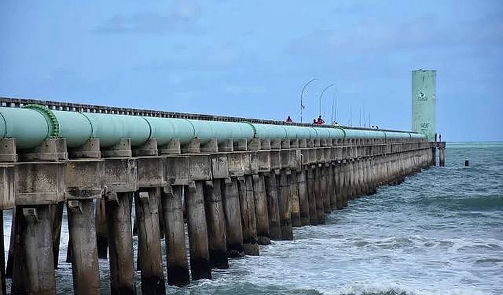 Banhista salta de emissário submarino, não consegue voltar e é resgatado por bombeiros