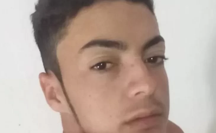 Populares escutam tiros e encontram jovem de 23 anos morto em estrada no Sertão