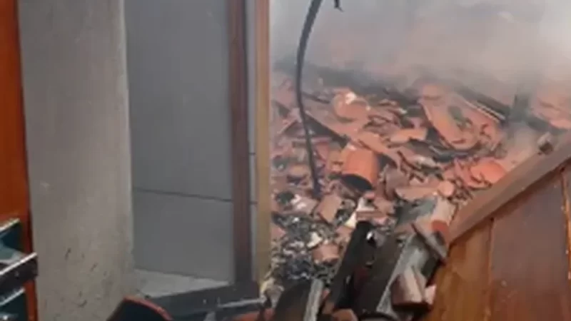 Incêndio destrói dependência nos fundos de uma casa no bairro Baixa Grande, em Arapiraca