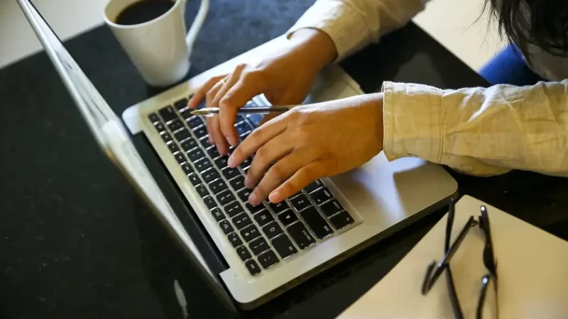 Estudo mostra relação entre dependência da internet e ideação suicida