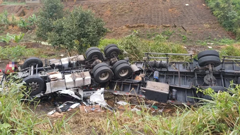 Destombamento de carreta deixa dois sentidos da BR-101 em Joaquim Gomes interditados