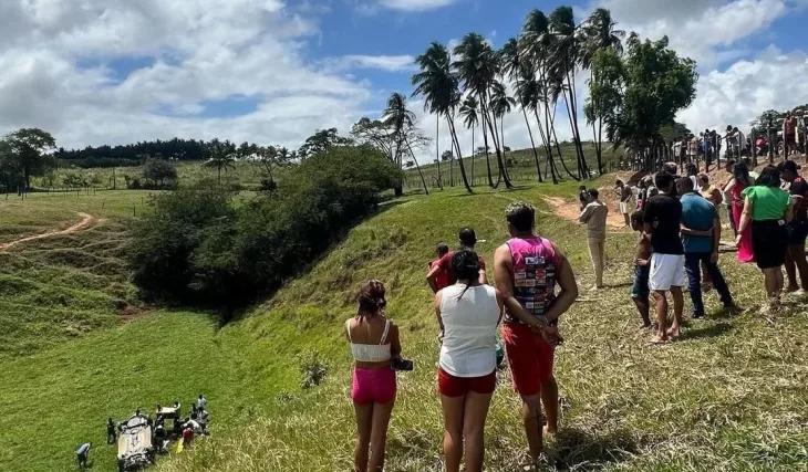 Mulher fica ferida após carro cair em ribanceira