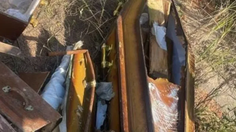 Caixões destruídos são descartados em matagal em Teotônio Vilela