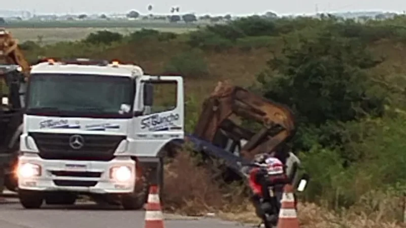 Caminhão cai em ribanceira e provoca congestionamento na AL-115, em Lagoa da Canoa