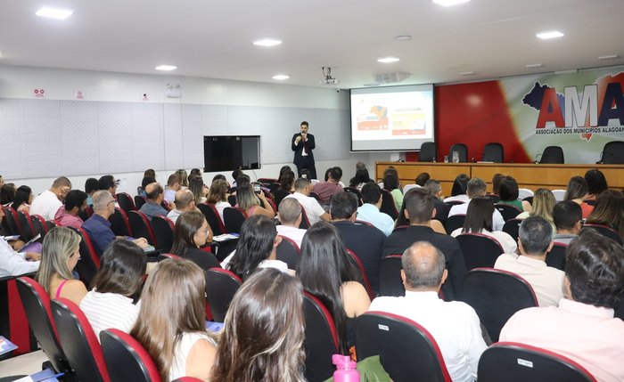 AMA promove curso para capacitar equipes de transição municipal