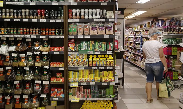 Supermercado deve pagar o dobro para mulheres que trabalham aos domingos, diz TST