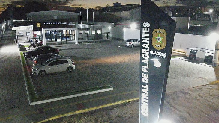 Mulher tem casa invadida por ex, tenta fugir com filhos, mas é alcançada e agredida