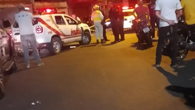 Filho de policial civil é morto a tiros em frente à Praça Maravilha, no Poço