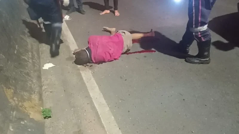 Motociclista morre após moto bater em mureta e em poste na AL-110