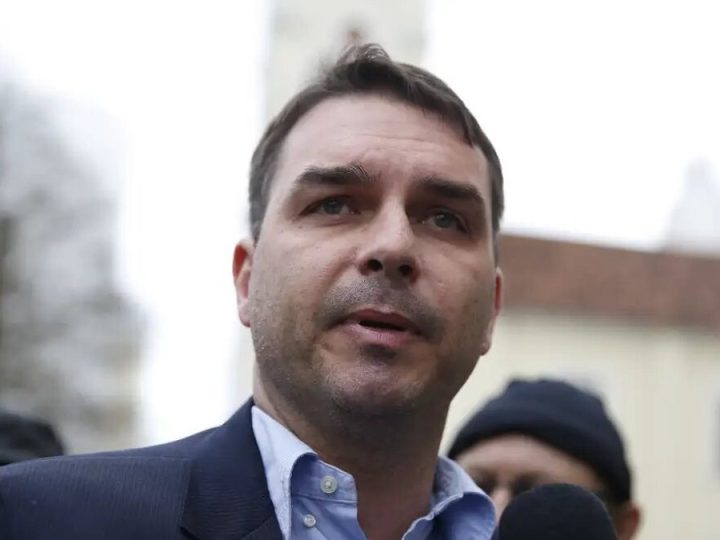 Flávio Bolsonaro admite pedido de patrocínio para filme sobre Jair Bolsonaro e rebate acusações