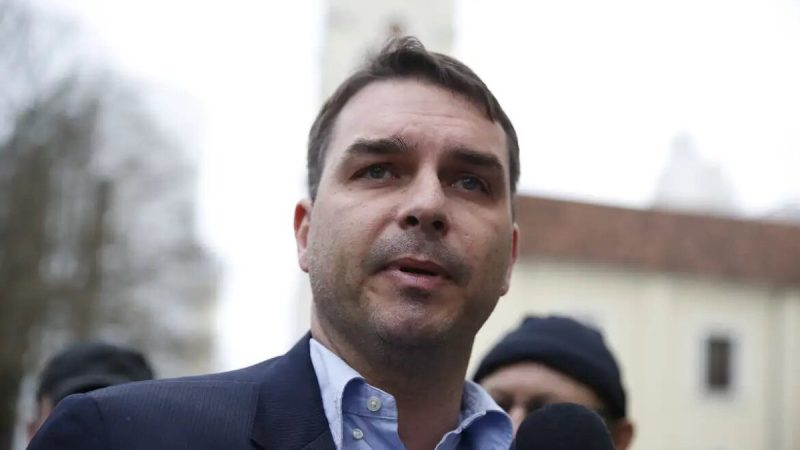 ‘Pensar em matar alguém não é crime’, diz Flávio Bolsonaro sobre operação da PF