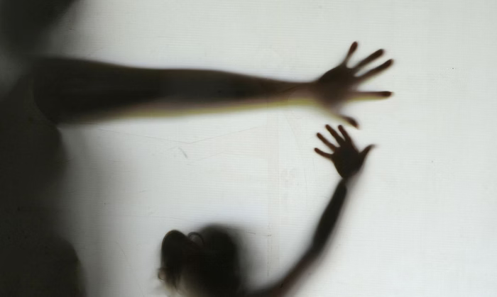 Casal é condenado por tentar matar filha de 1 mês com microcefalia
