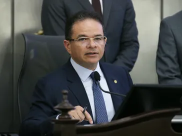 Reeleito, Marcelo Victor agradece colegas e alfineta desafetos: “Pinta-se de bom moço, mas não é”
