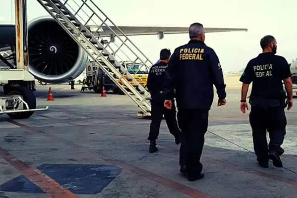Preso suspeito de estuprar adolescente em voo paga fiança de 28,2 mil