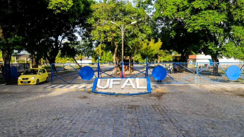 Ufal recorre de decisão judicial que determinou matrícula de aluno com autismo em Medicina