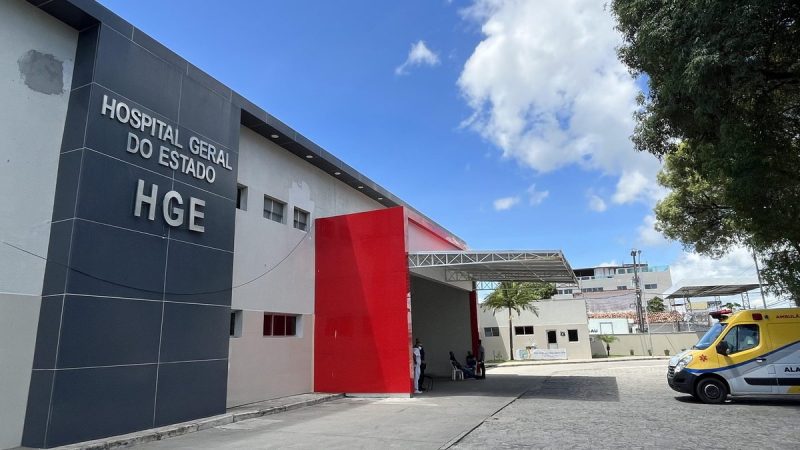 Passageira é arremessada de ônibus após colisão em Maceió
