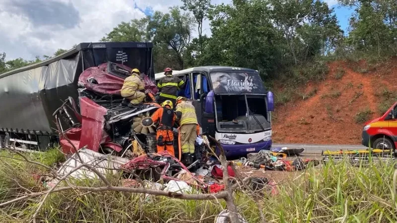 Acidente envolvendo ônibus que saiu de AL para o Paraná deixa mais de 50 feridos em Minas