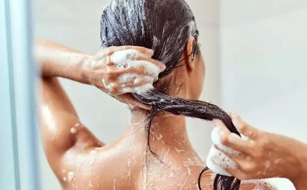 Quer ter sorte em 2025? Não lave o cabelo nesta quarta (29) de jeito nenhum