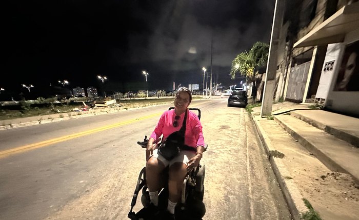 Cadeirante espera ônibus por três horas e é largada em ponto de ônibus
