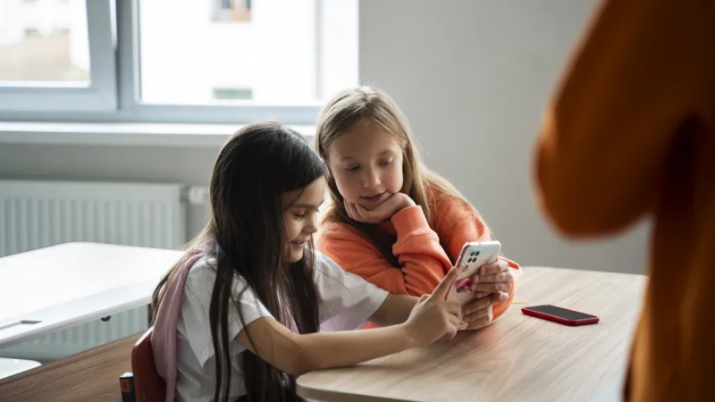Lei que proíbe uso de celulares nas escolas é sancionada; entenda regras