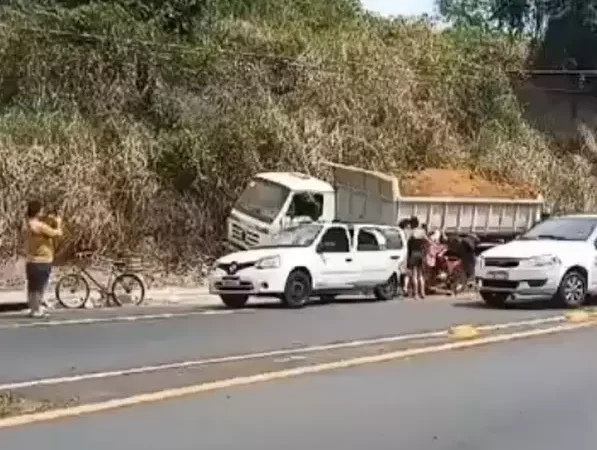 Caçamba ‘perde o freio’ e provoca engavetamento de 4 veículos na Av. Leste Oeste