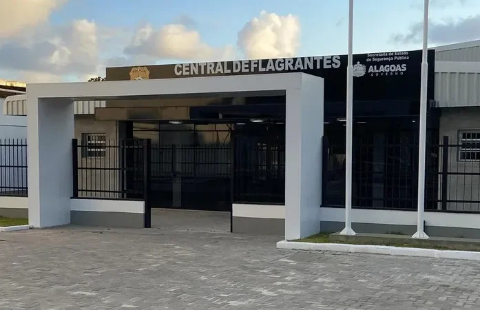 Homem é preso após dar soco e arrancar dente de mulher, em Maceió
