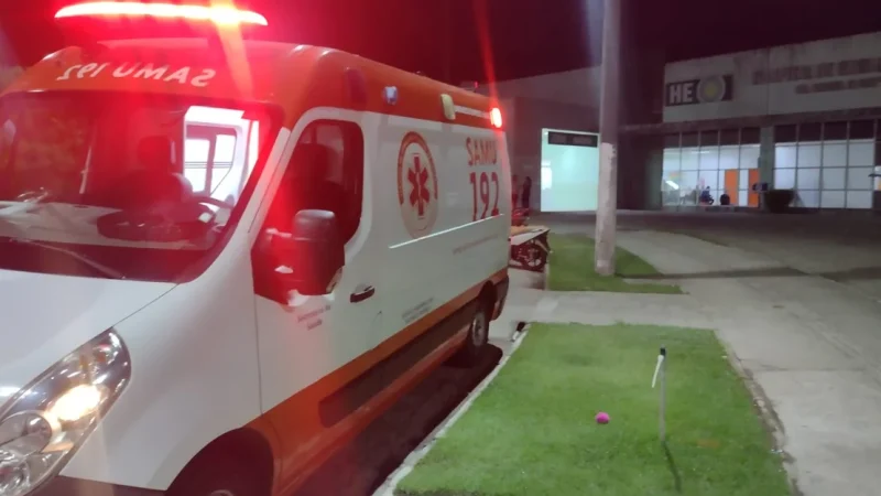 Criminosos invadem casa e esfaqueiam homem na frente da namorada, em Arapiraca