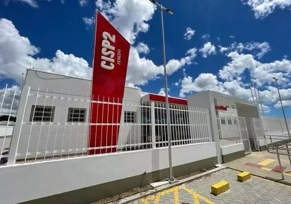 Mulher é presa acusada de abandonar filhos de 10 e quatro anos