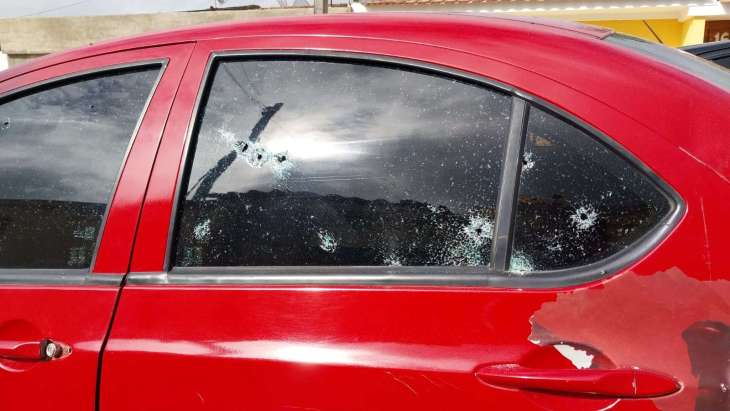 Carro é alvo de vários tiros na porta de residência durante a madrugada, em Palmeira dos Índios
